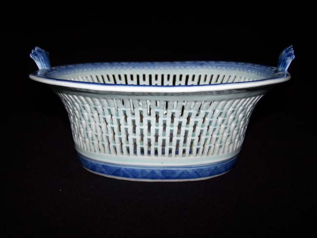 A Fine 19th century Chinese Export Porcelain CANTON Reticulated Fruit Basket with matching Undertray — image 3